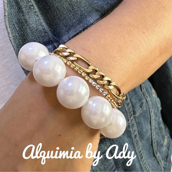 Chunky faux Pearls maximalist statement bracelet - Picture 1 of 2